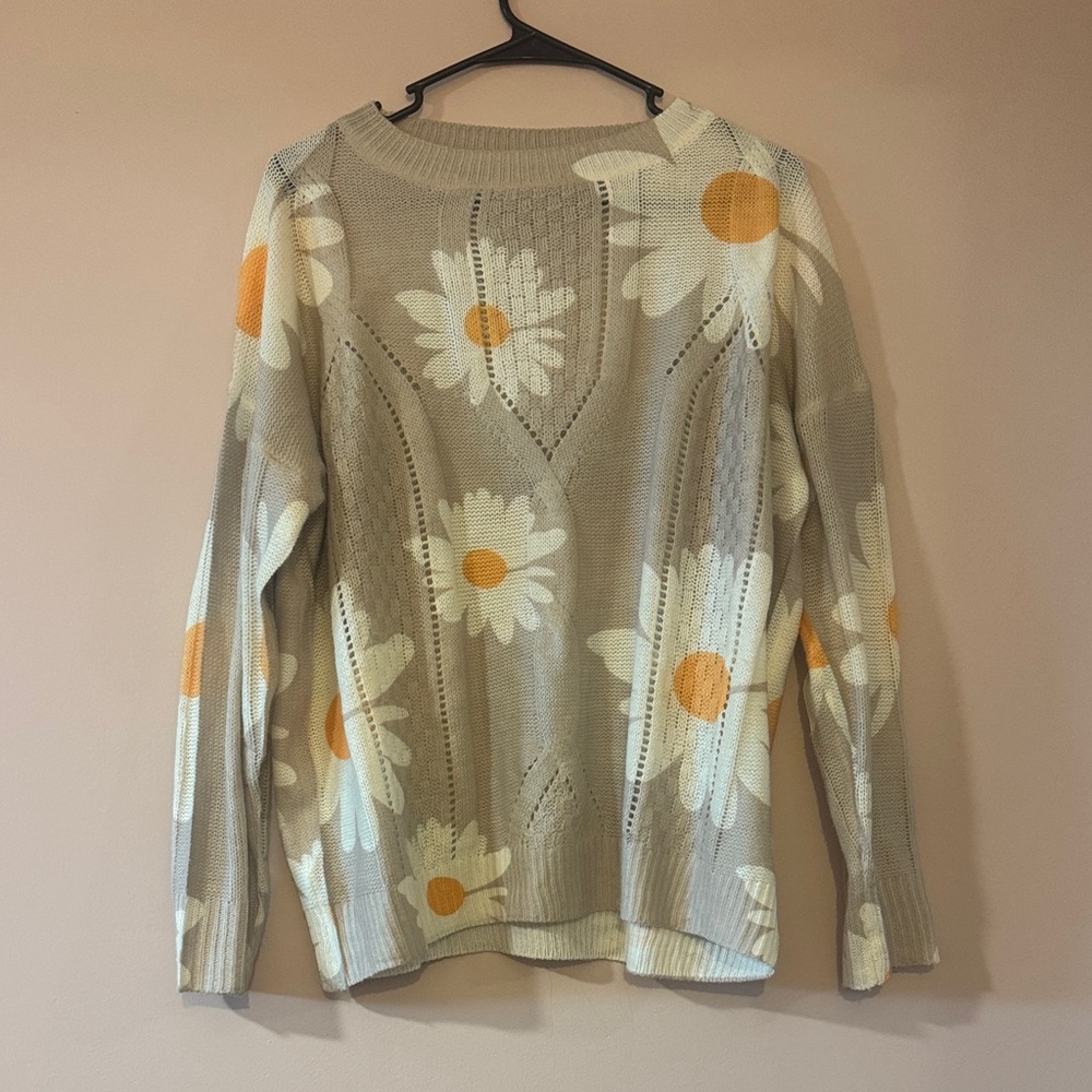 DAVI & DANI Beige Floral Daisy Crewneck Sweater with Yellow Centers